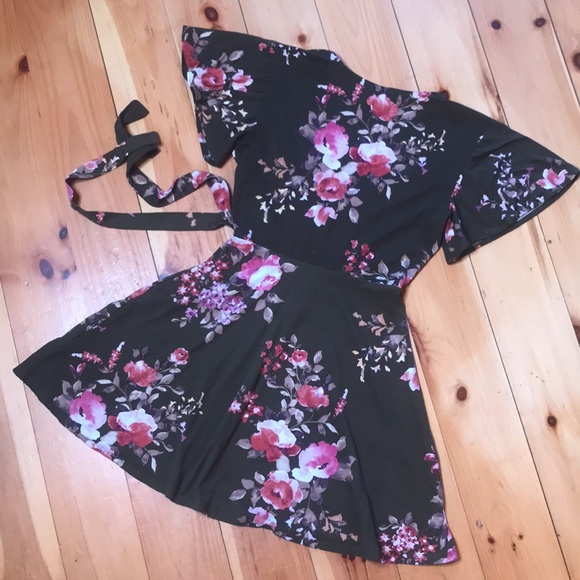 Faux Wrap Dress - Picture 4 of 9